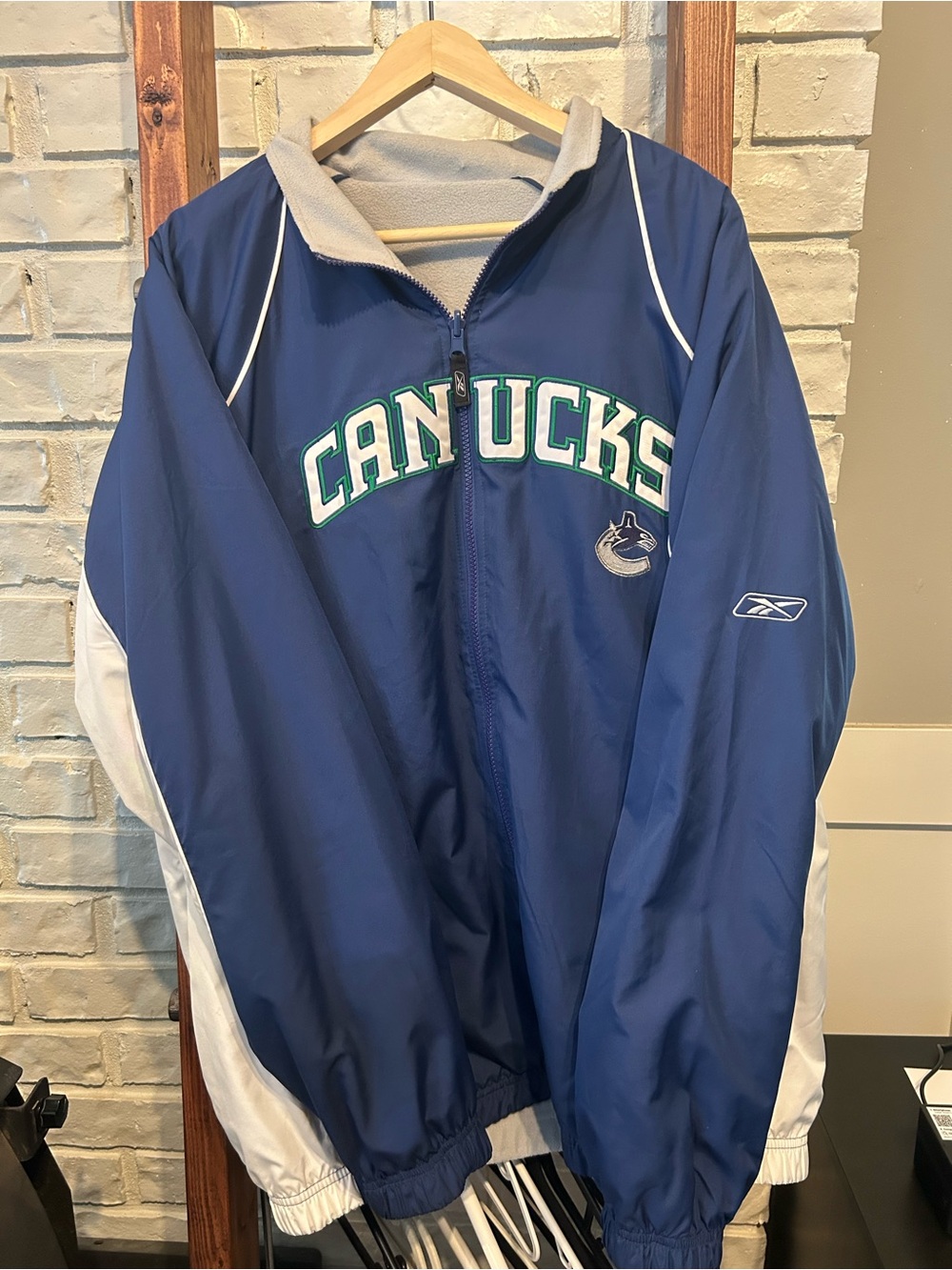 Reebok Vancouver Canucks windbreaker Size XL